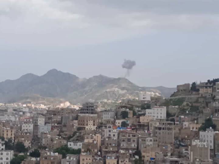 عاجل : طيران حربي يستهدف خطوط إمداد الحوثيين على طريق المقَارِمة - الزكَيرة بريف تعز